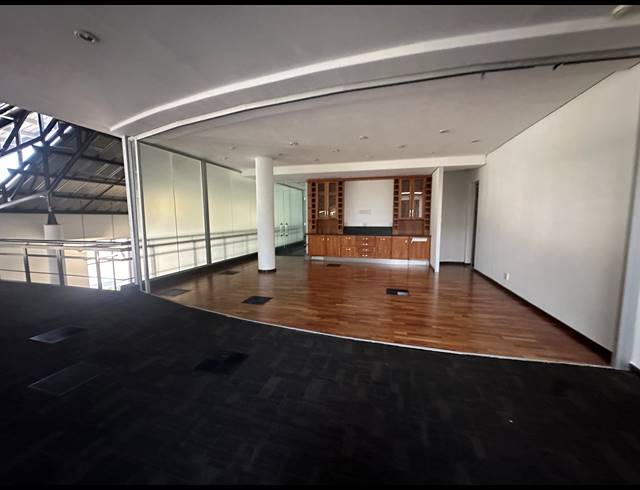 3,888M² OFFICE FOR SALE IN LONGMEADOW